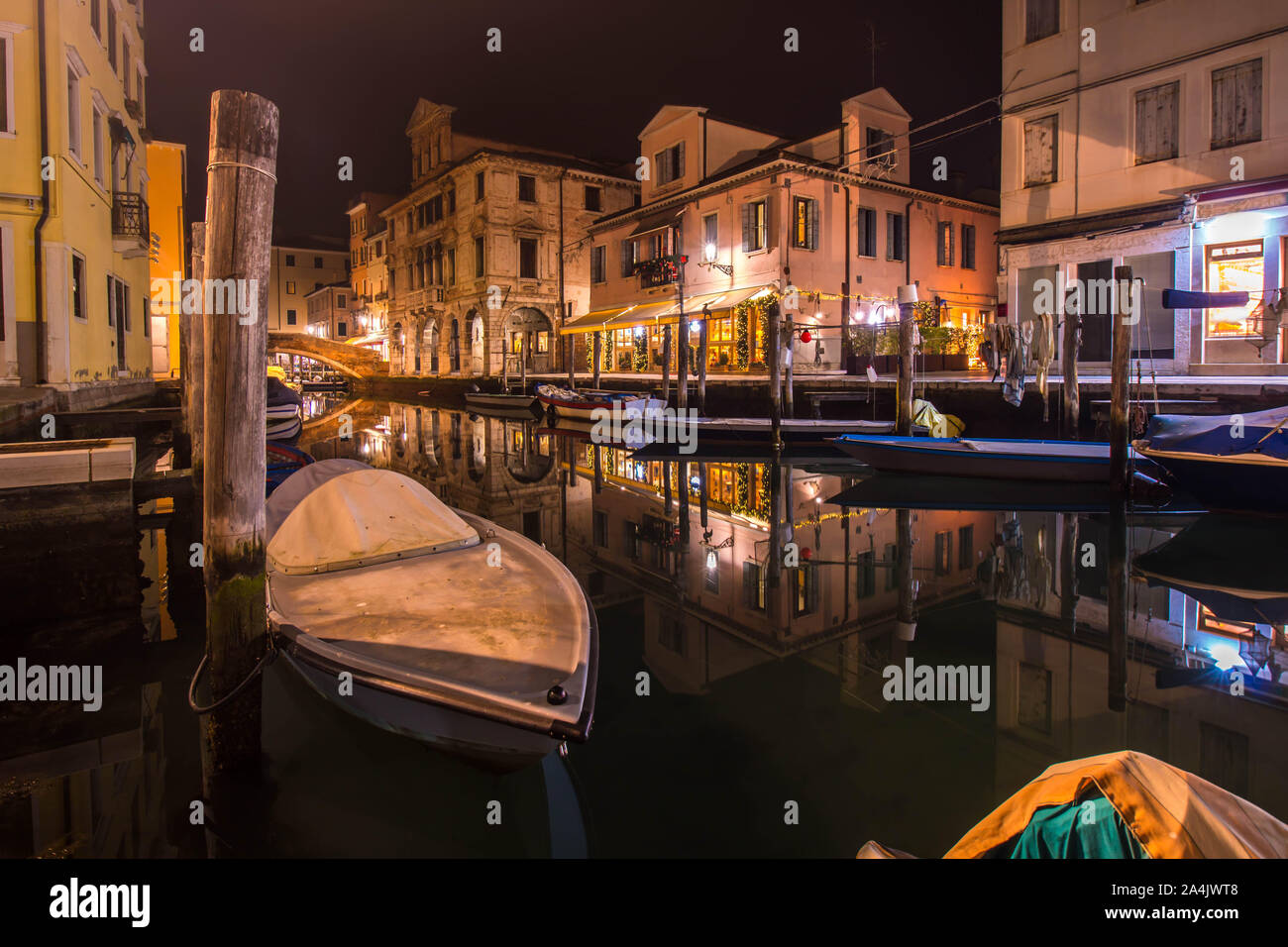 Sur l'eau de la ville de Chioggia dans la soirée de belles lumières Banque D'Images