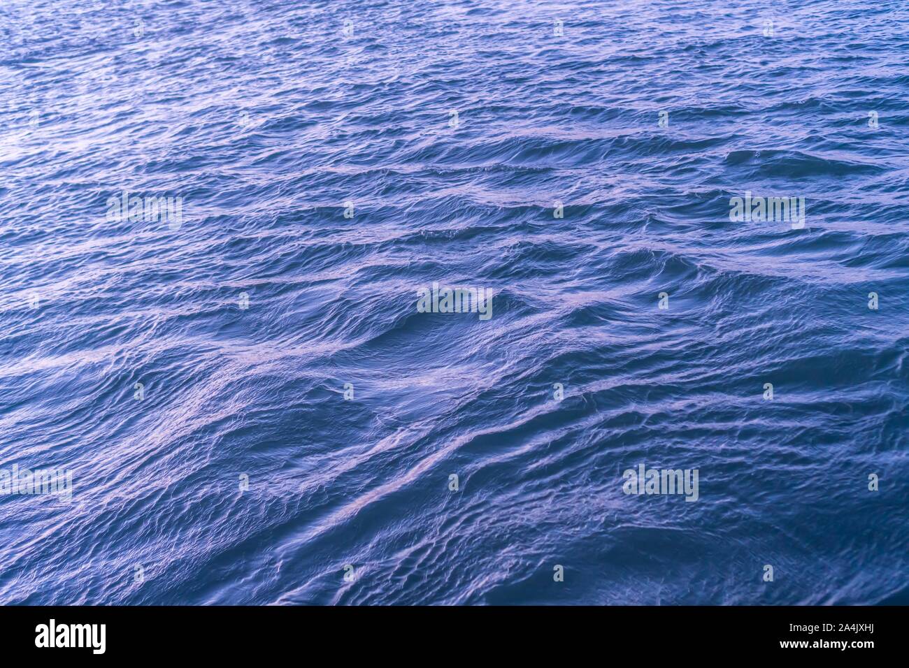 La texture de la surface bleue de l'eau calme de la mer Banque D'Images