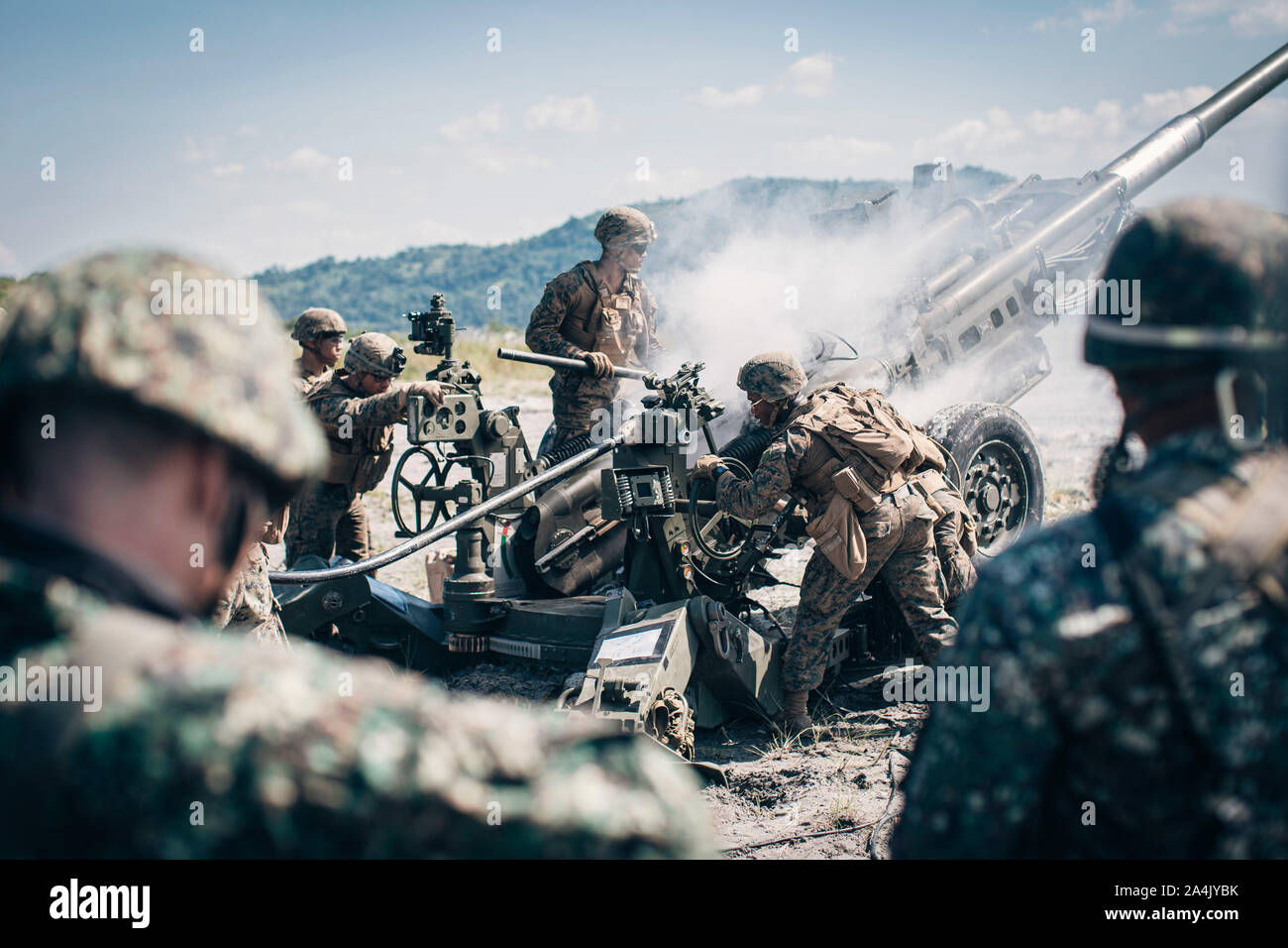 Avec le 17ème Marines Philippine Marine Corps Field Artillery Battalion observer Marines des États-Unis avec batterie Alpha, bataillon de l'équipe d'atterrissage 3/5, 11e Marine Expeditionary Unit, pendant une mission de tir au Colonel Ernesto Ravina Air Base, aux Philippines, dans le cadre de l'exercice KAMANDAG 3 13 octobre, 2019. KAMANDAG la modernisation militaire les progrès et le développement des capacités à travers les échanges d'experts en la matière. (U.S. Marine Corps photo par le s.. Donald Holbert) Banque D'Images