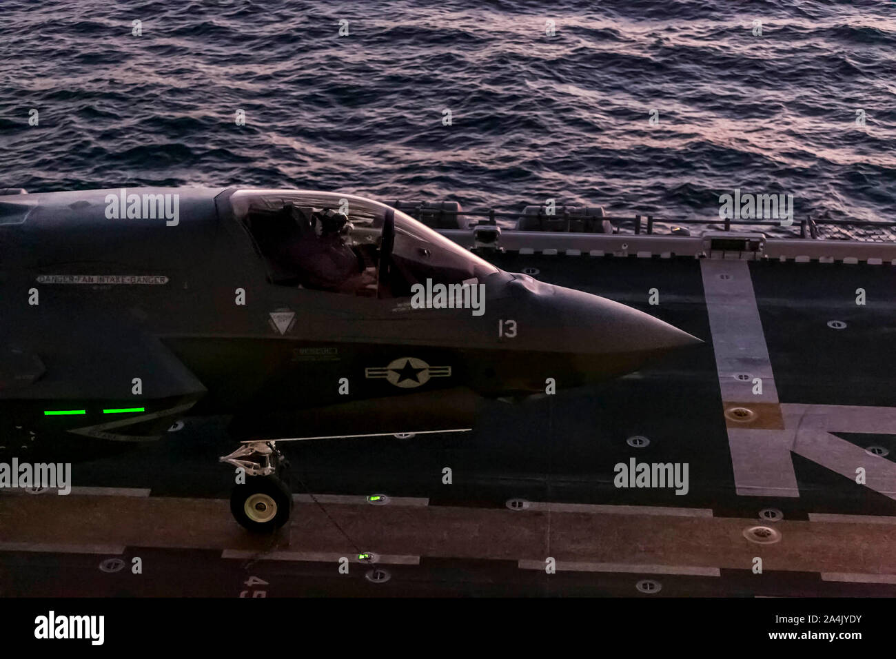 Un Corps des Marines américains F-35B Lightning II avec Marine Fighter Attack Squadron (VMFA) 122, Marine Aircraft Group (MAG) 13, 3rd Marine Aircraft Wing (MAW) s'apprête à quitter le navire d'assaut amphibie USS America (LHA 6) au cours des opérations de routine dans le Pacifique Est, le 4 octobre 2019. 3ème MAW est capable de conduire des missions dans l'éventail des opérations militaires et continue à promouvoir la défense de la nation et ses intérêts. (U.S. Marine Corps photo par Lance Cpl. Juan Anaya) Banque D'Images