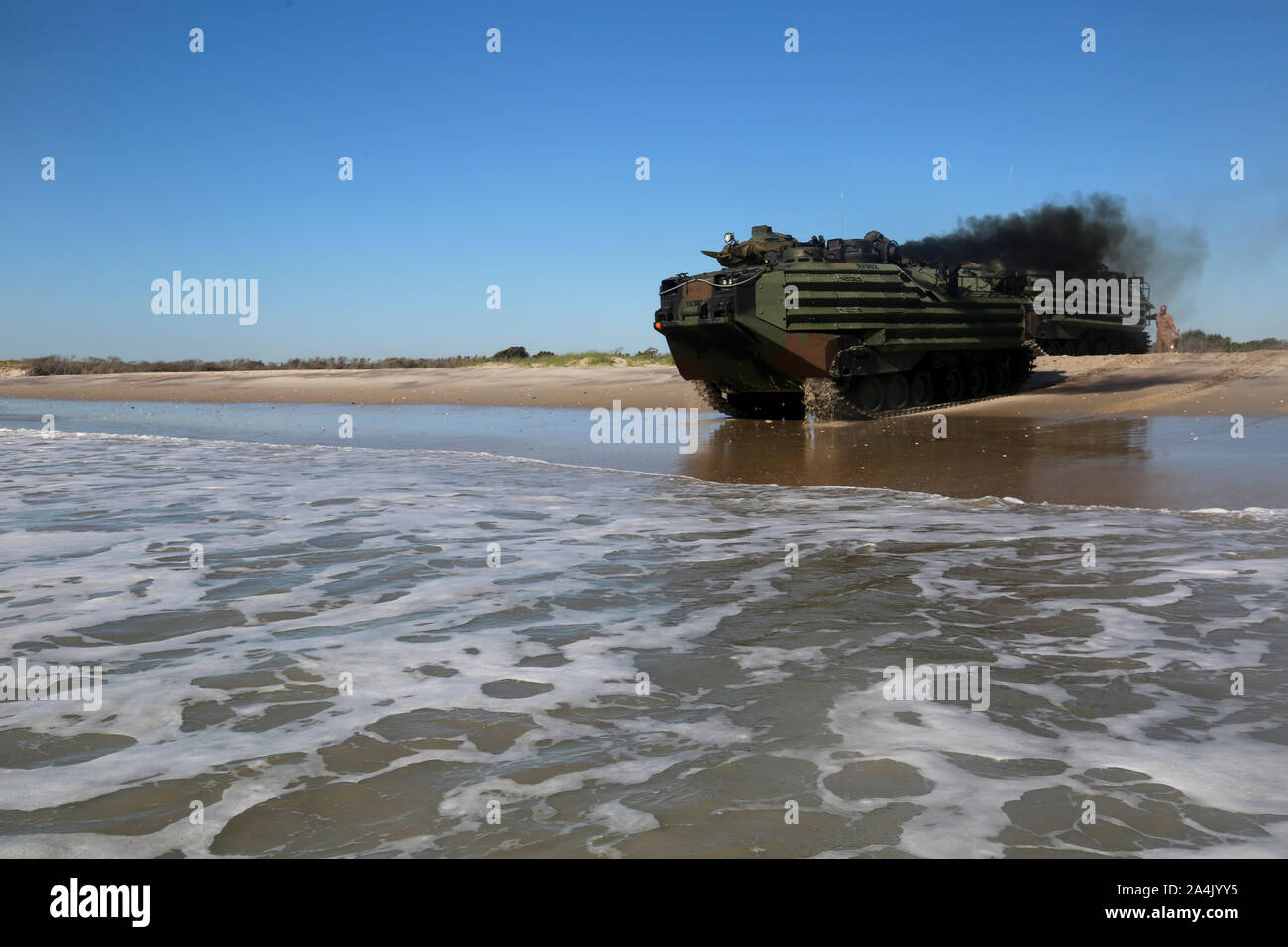 Les Marines américains avec le peloton des véhicules amphibies d'assaut, l'Équipe de débarquement du bataillon, 2e Bataillon, 8e Régiment de Marines, 26e Marine Expeditionary Unit (MEU), lecteur dans l'océan Atlantique au large de la côte de Camp Lejeune, en Caroline du Nord, le 12 octobre 2019. La 26e MEU est en cours la réalisation d'une unité de formation Composite (Exercice COMPTUEX) avec le groupe amphibie Bataan. (U.S. Marine Corps photo par le s.. Patricia A. Morris) Banque D'Images