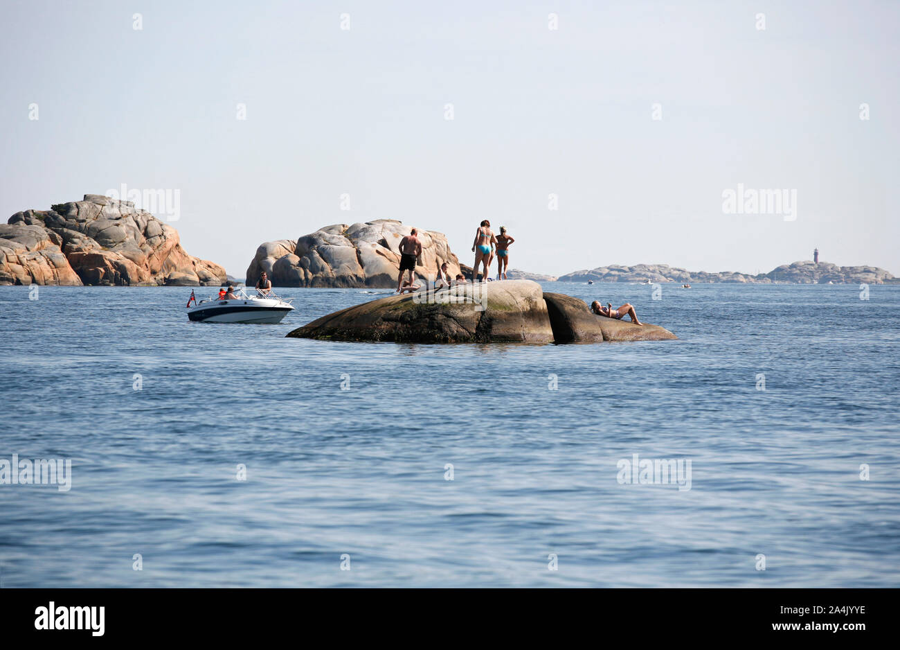 Les gens en train de bronzer sur une île, Vestfold, Norvège Banque D'Images
