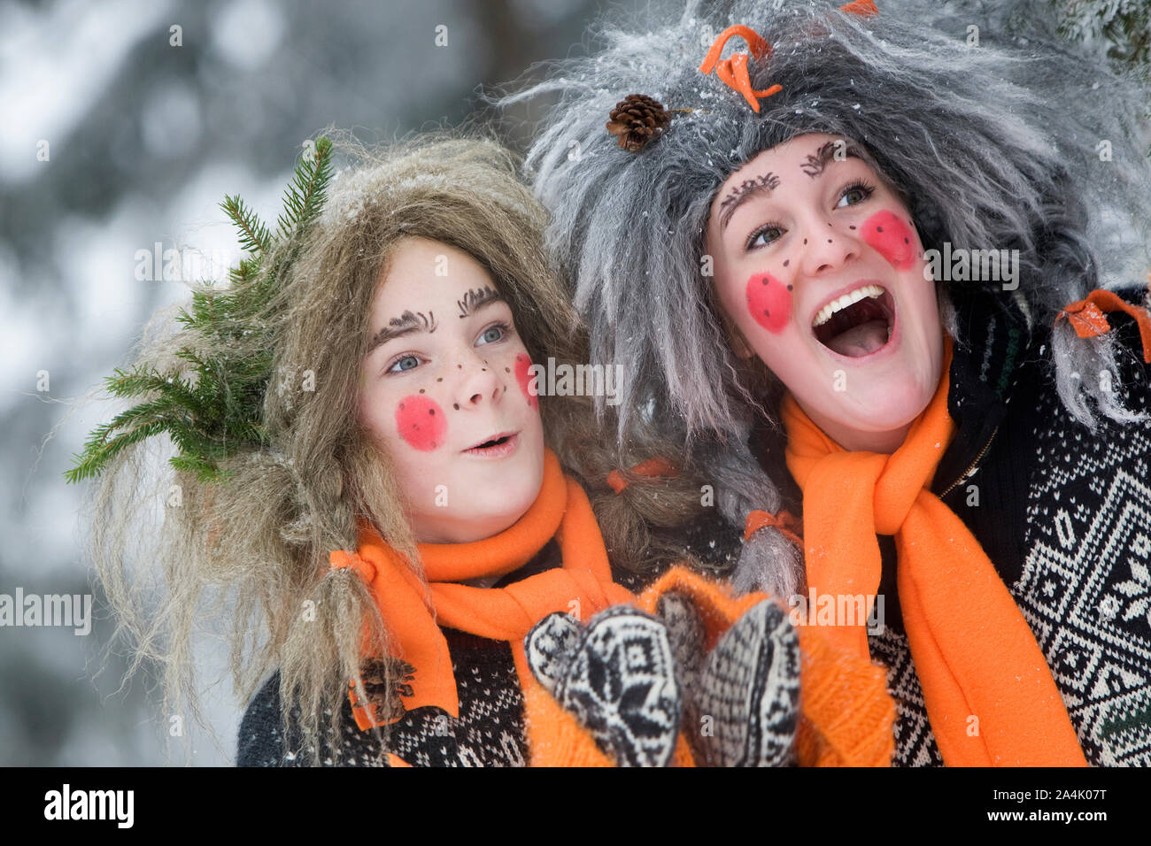 Les filles en costume d'acclamer à la Coupe du Monde de ski, la Norvège Banque D'Images