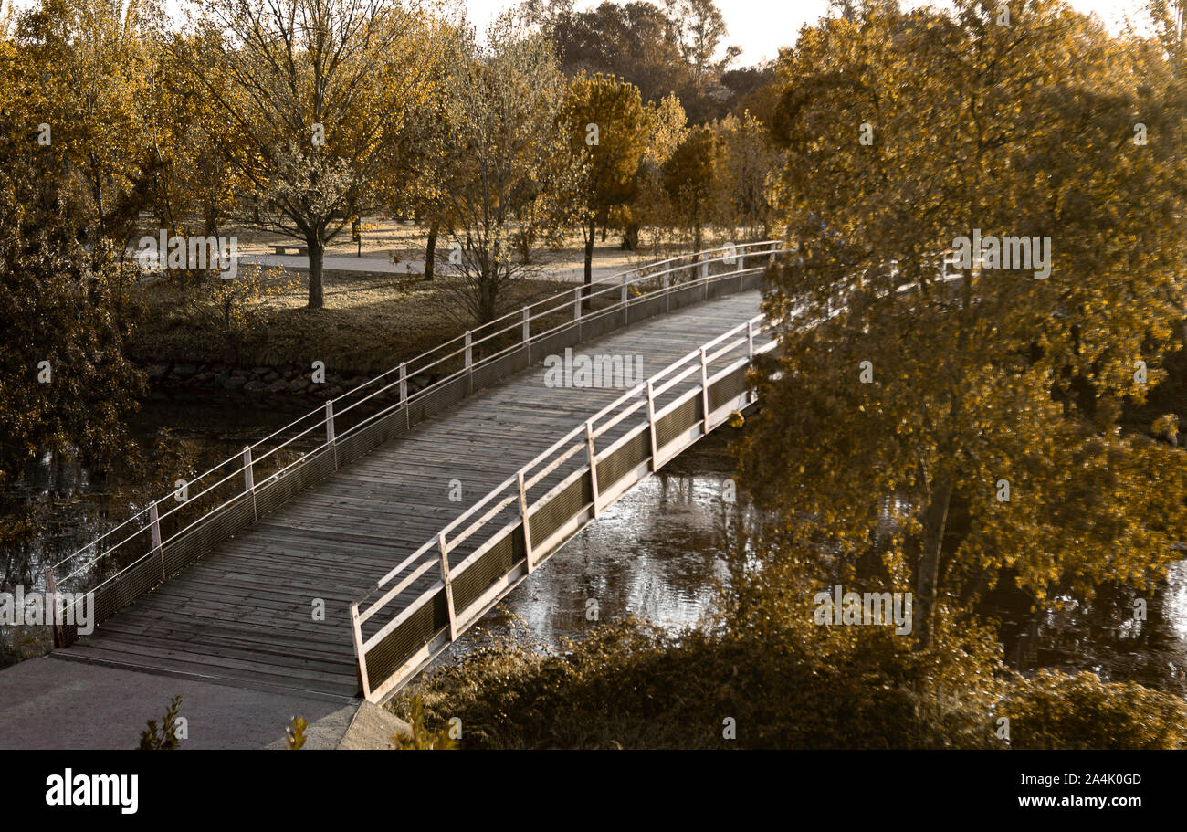 Petit pont sur une rivière en couleurs d'automne Banque D'Images