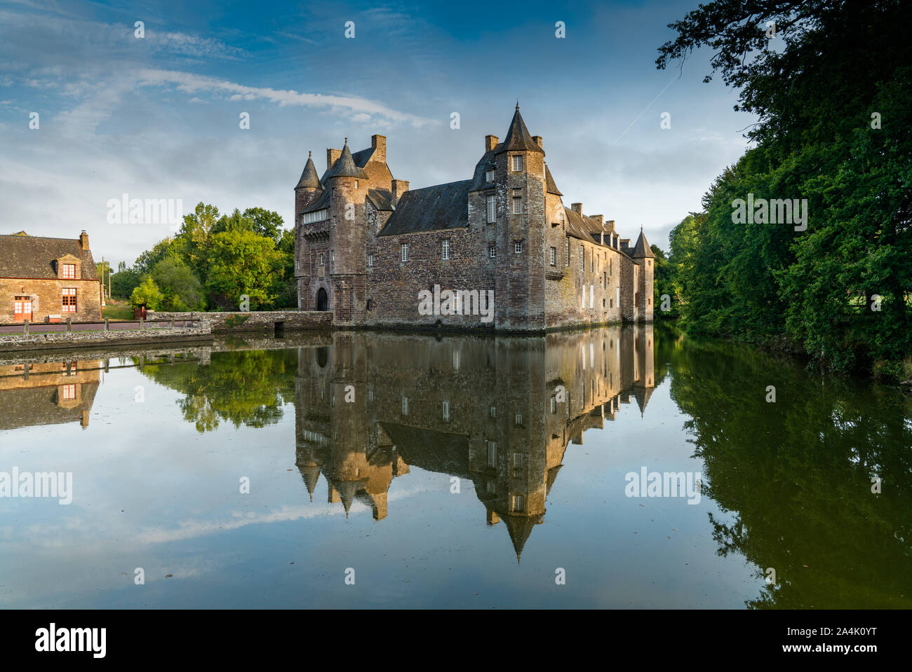 Campeneac, Bretagne / France - 26 août 2019 : le château de Trécesson château historique dans la forêt de Brocéliande avec reflets dans l'étang Banque D'Images