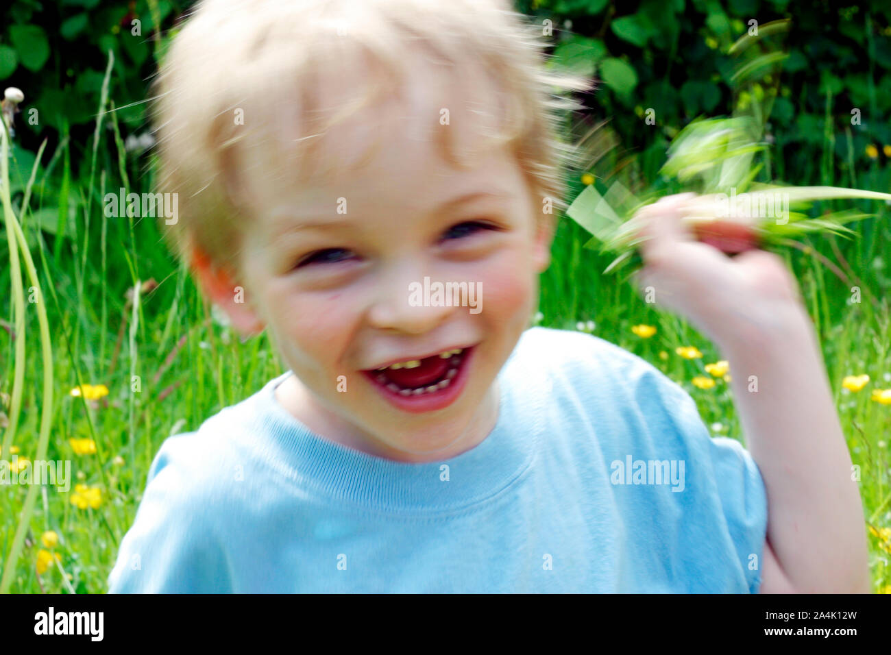 Garçon à l’extérieur Banque D'Images