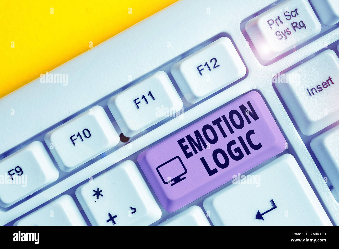 Écrit remarque montrant l'émotion de la logique. Concept d'affaires pour le coeur ou le cerveau ou l'intelligence de l'âme de la confusion l'équilibre blanc avec clavier pc note papier Banque D'Images