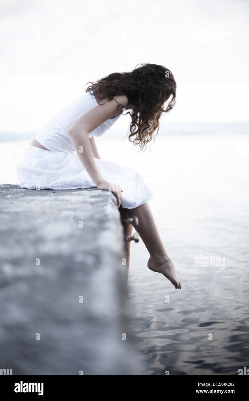 Bored femme par la mer Banque D'Images