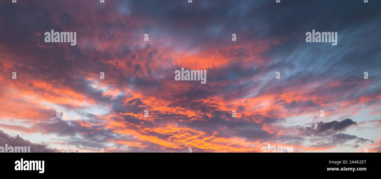Ciel nuageux colorés au lever du soleil, vue panoramique et parc naturel de fond photo Banque D'Images