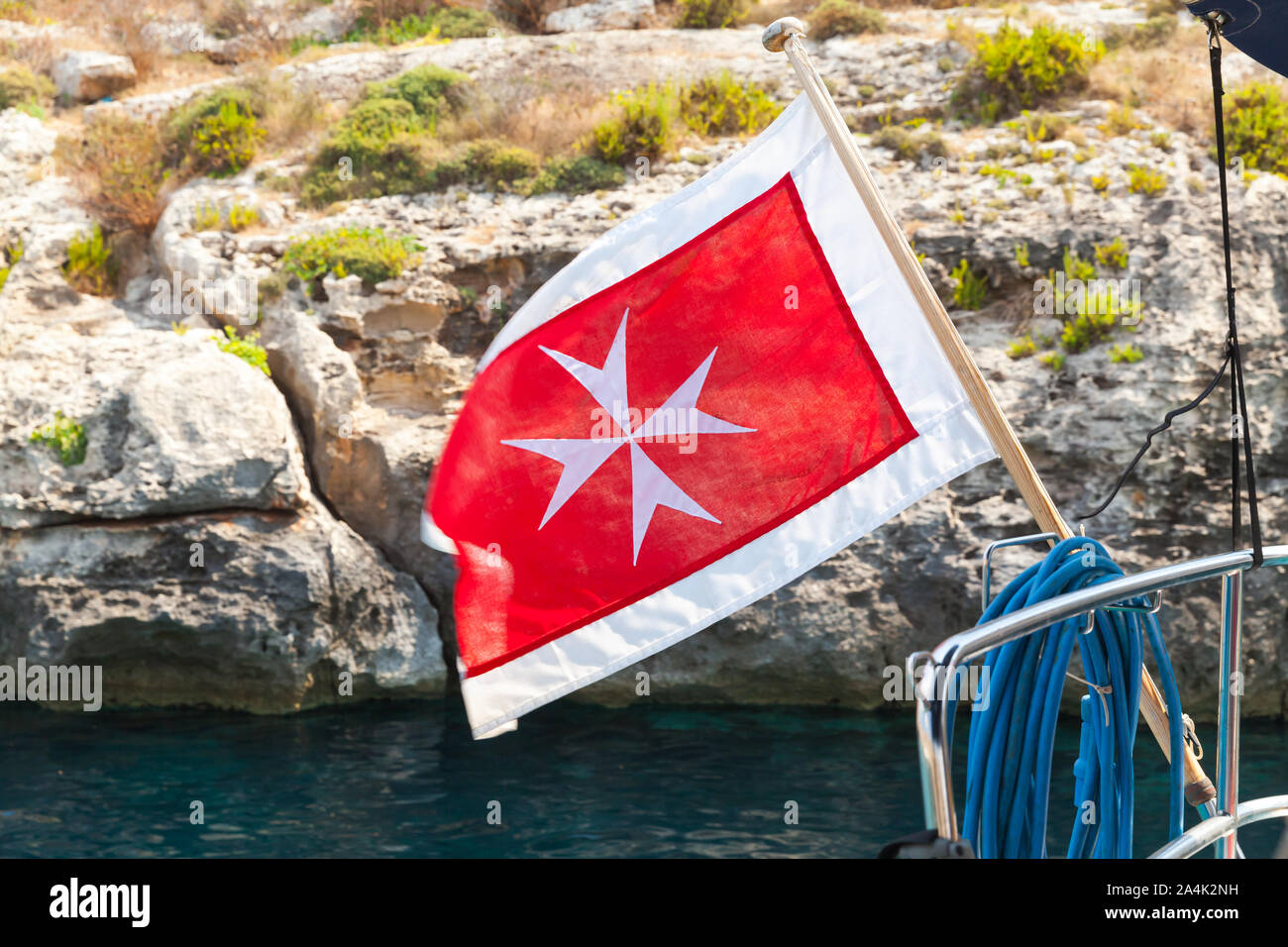 Le marchand pavillon de Malte forme sur un yacht de Stern Banque D'Images