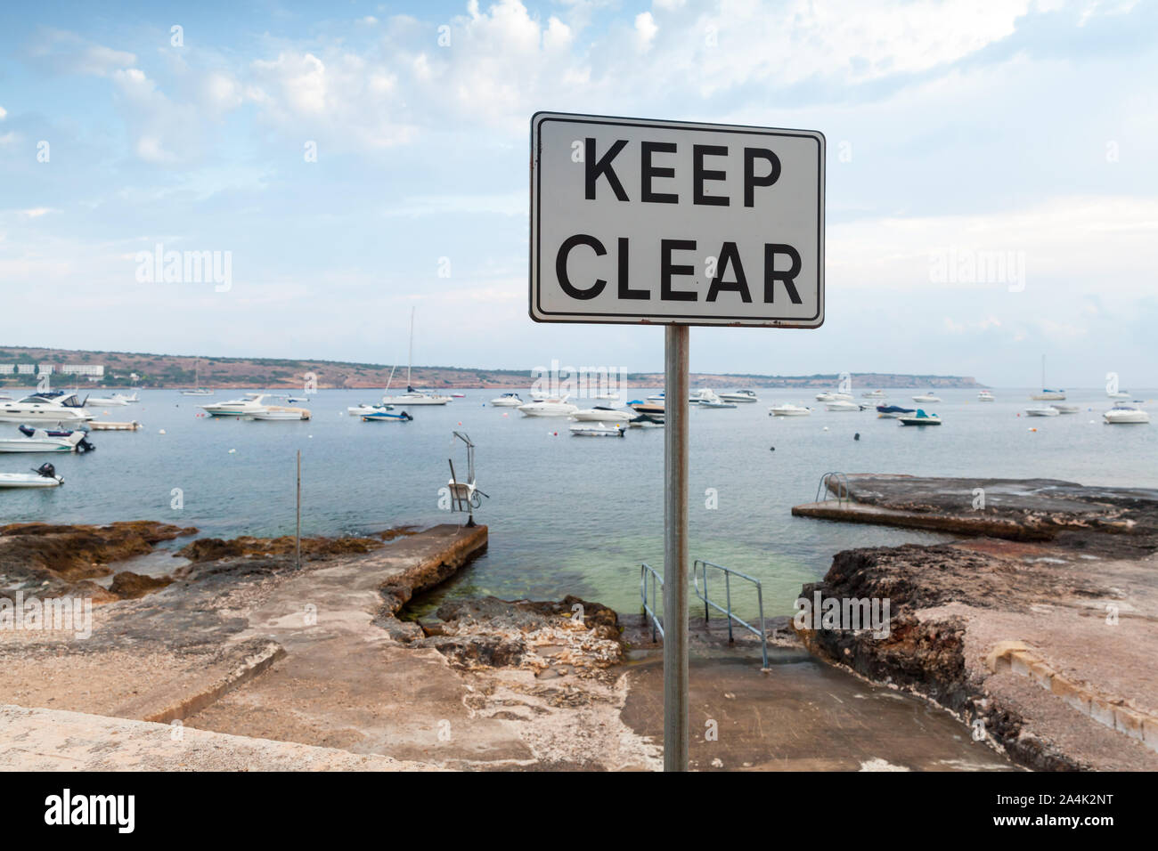 Rester à l'écart. Panneau blanc sur matal monté sur un poteau de la côte de l'océan Banque D'Images