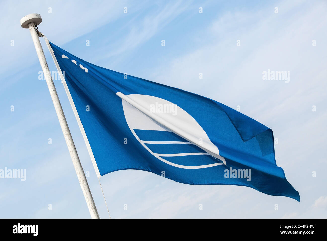 Plage Pavillon bleu. Photo en gros plan des drapeaux sous blue cloudy sky Banque D'Images