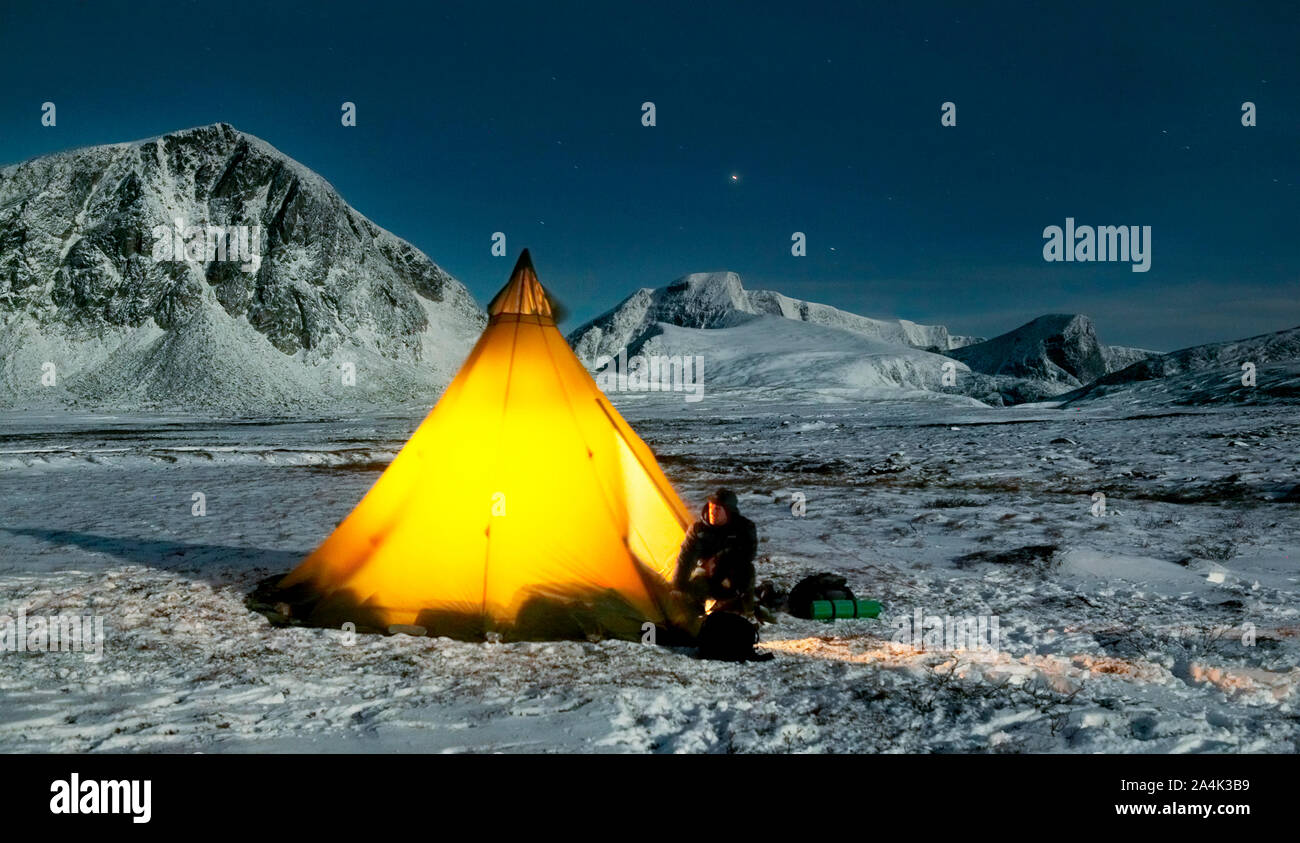 Tente éclairée la nuit en Norvège, Dovrefjell Banque D'Images