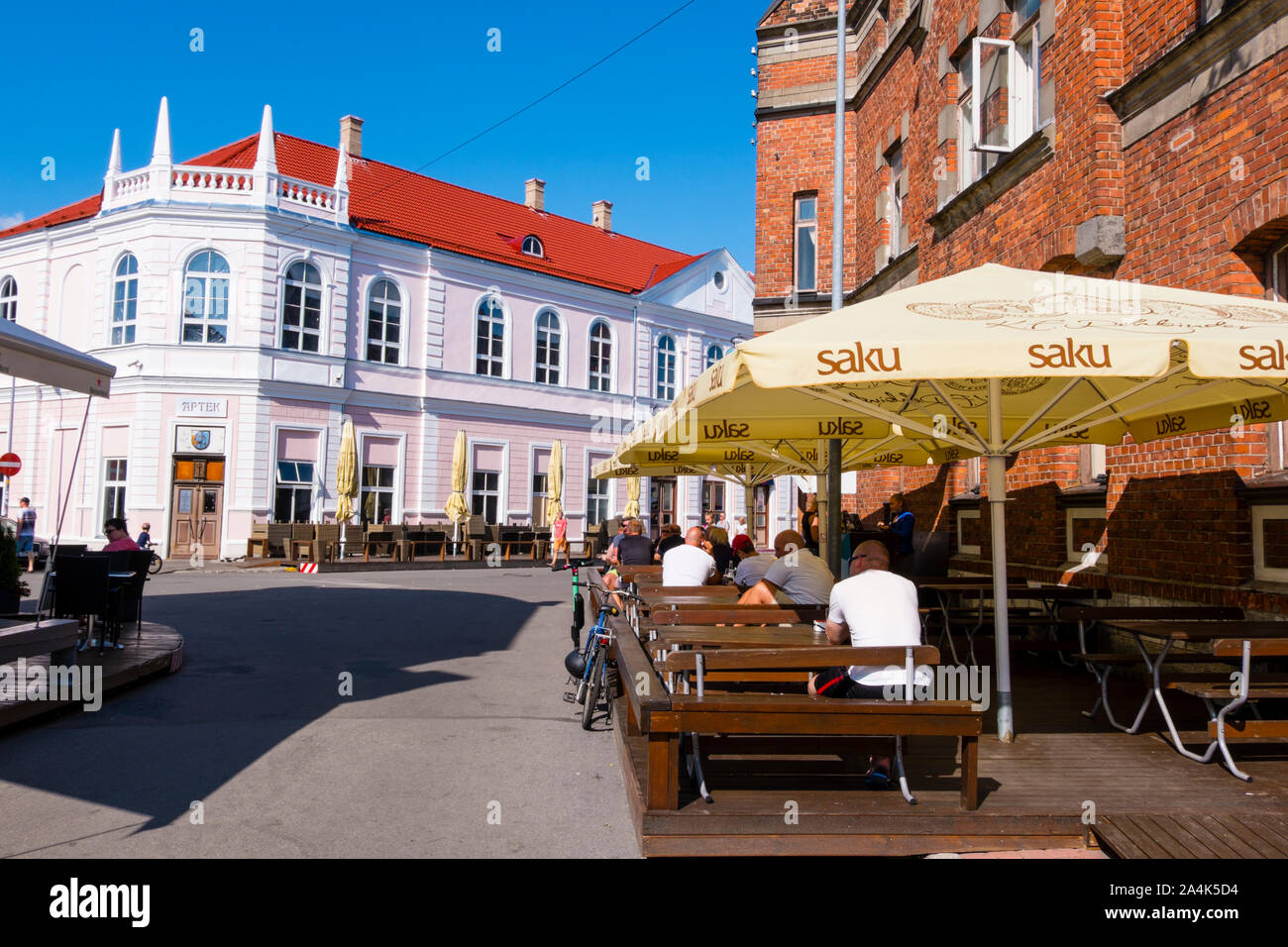 Bar terrasse, Hommiku tanav, Pärnu, Estonie Banque D'Images