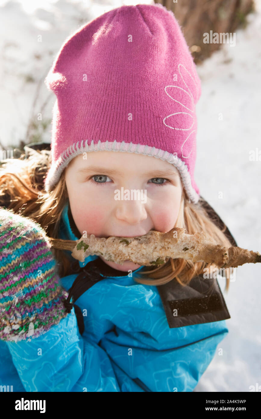 Close-up of Girl Eating Food Banque D'Images