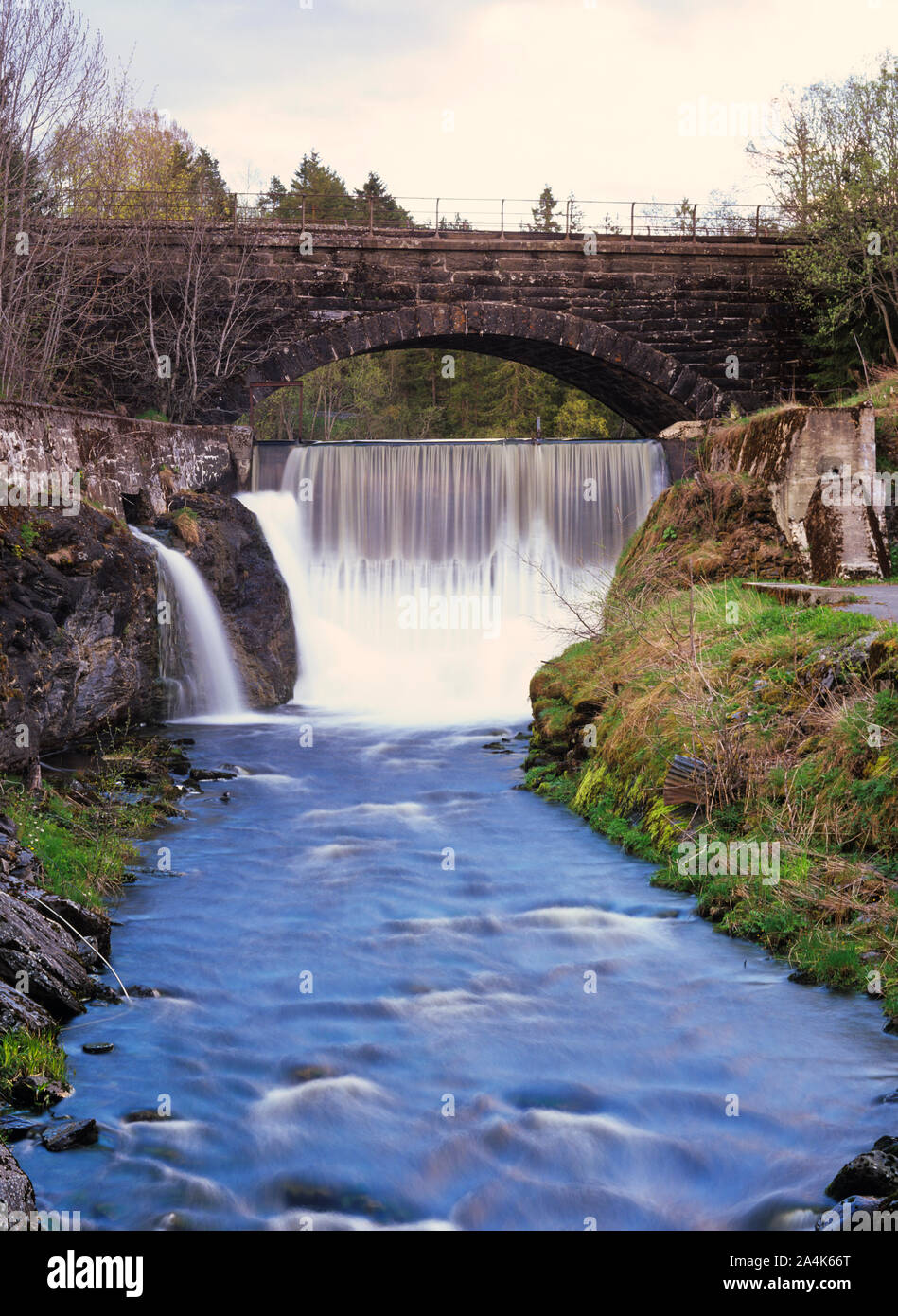 Vieux pont avec cascade Banque D'Images