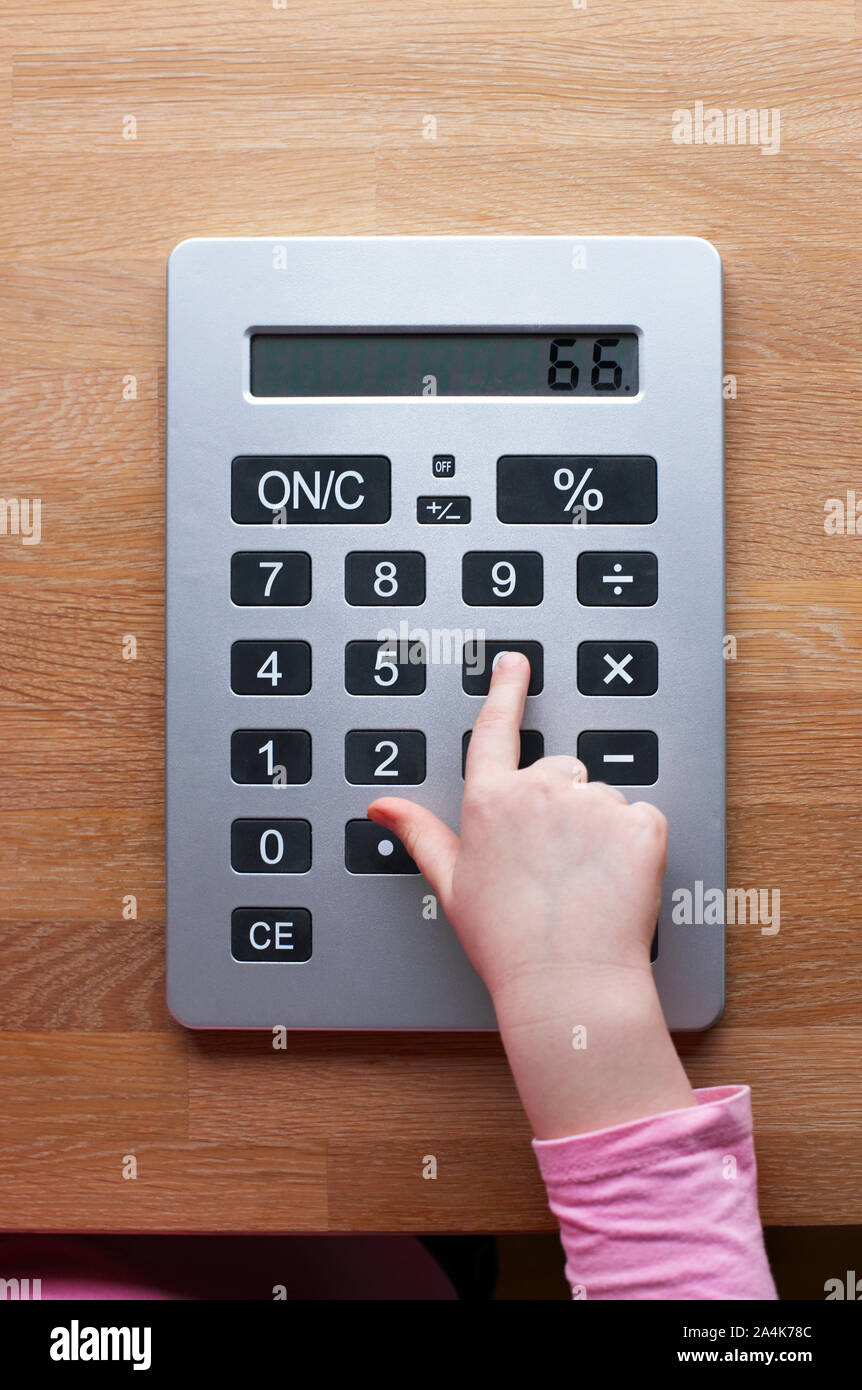 En utilisant une calculatrice Banque D'Images