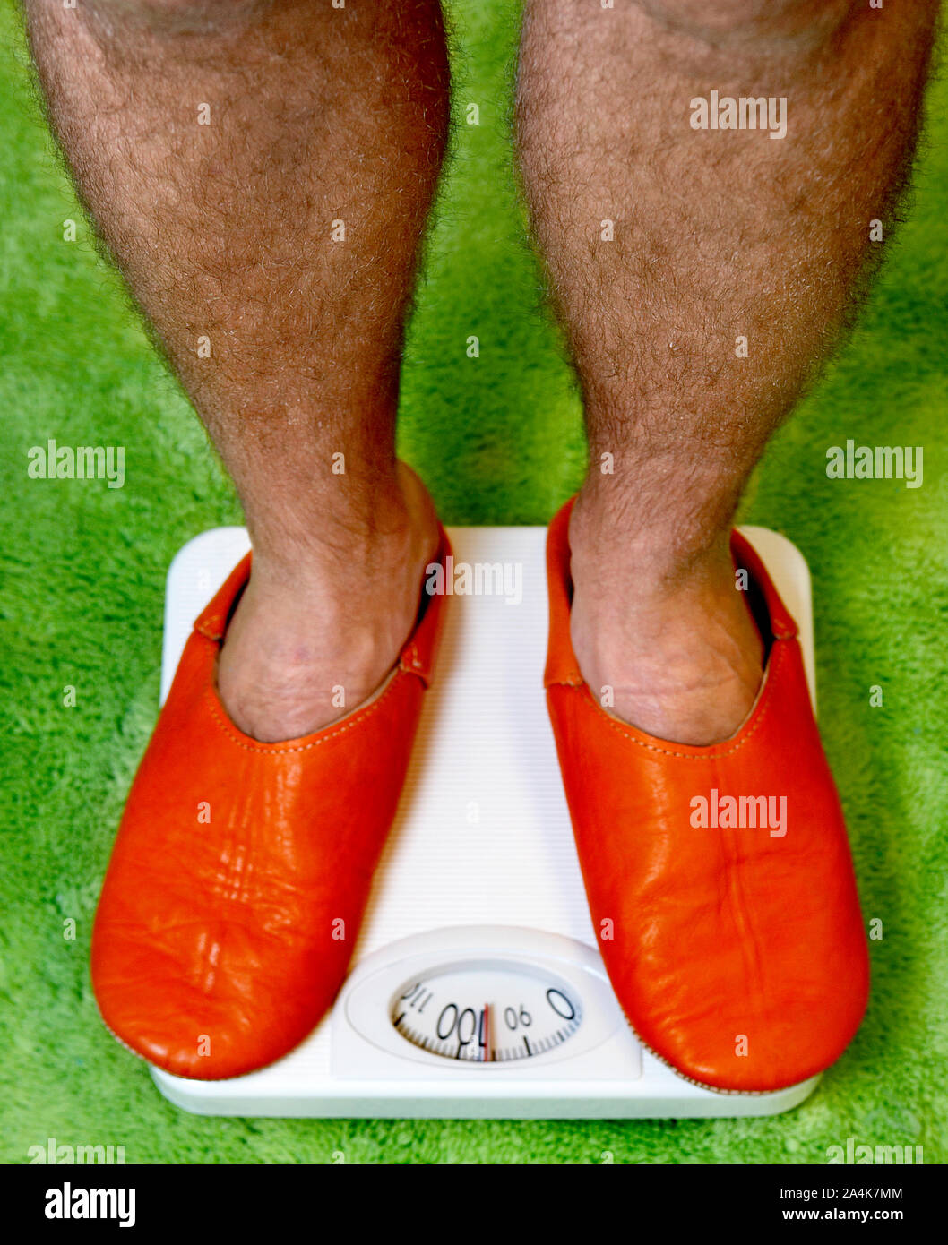 Jambes poilues - chaussons orange Photo Stock - Alamy