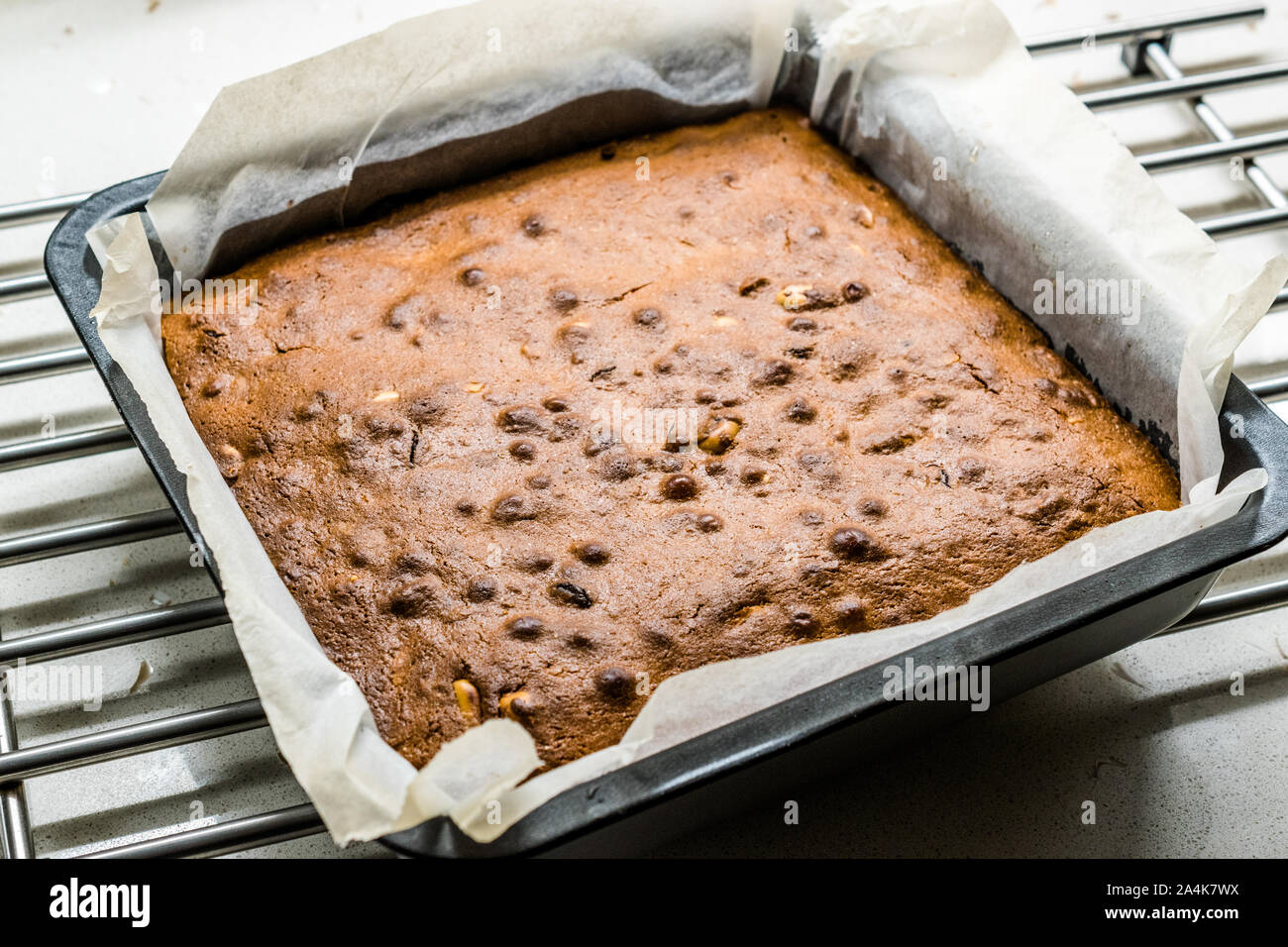Blondie Brownie avec du beurre d'arachide, arachides grillées et de chocolat blanc. Dessert gâteau maison / morceaux de brownies. Dessert gâteau maison. Banque D'Images