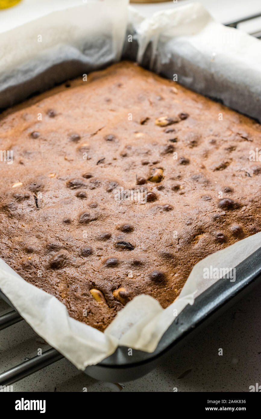 Blondie Brownie avec du beurre d'arachide, arachides grillées et de chocolat blanc. Dessert gâteau maison / morceaux de brownies. Dessert gâteau maison. Banque D'Images
