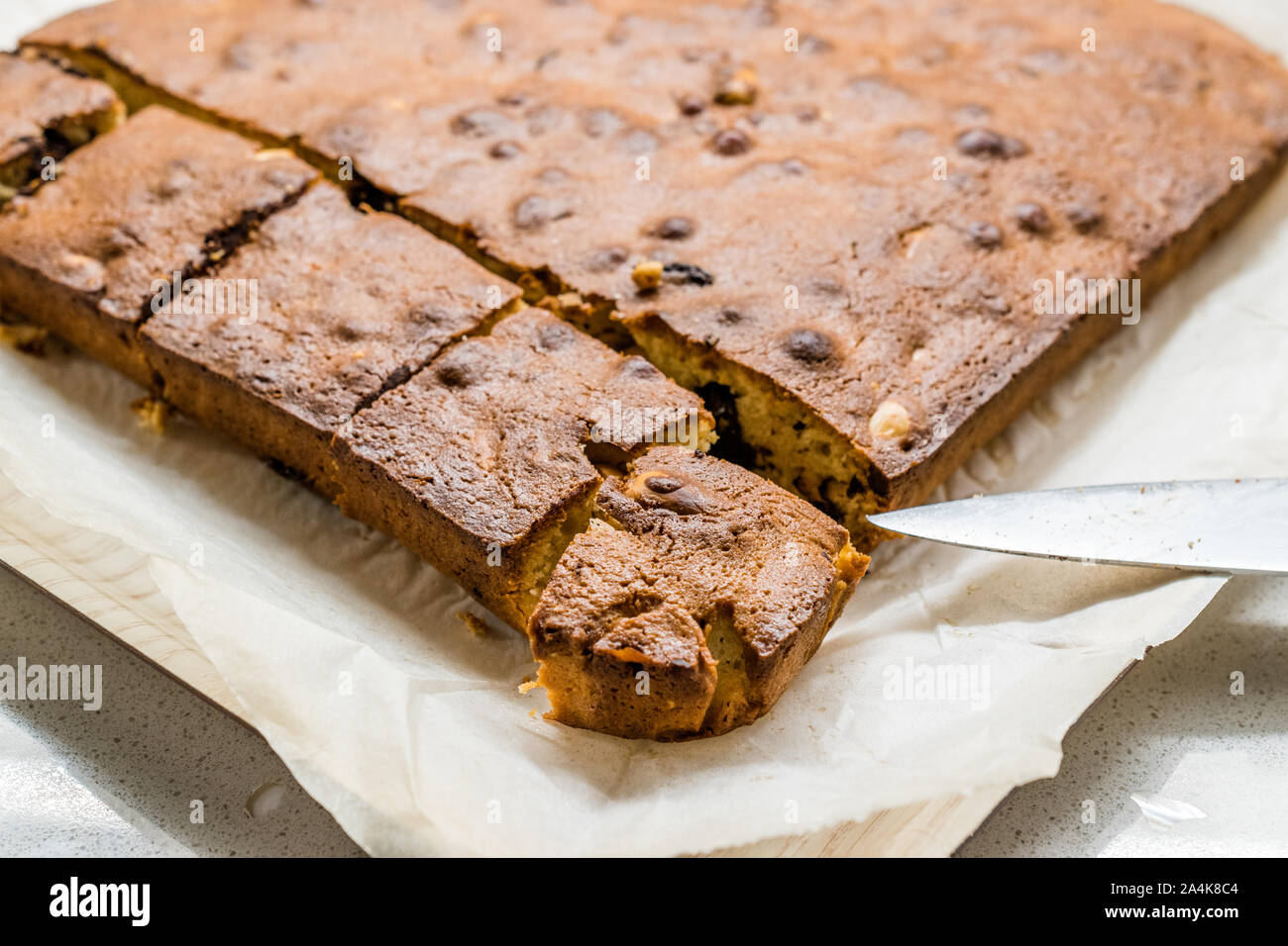 Blondie Brownie avec du beurre d'arachide, arachides grillées et de chocolat blanc. Dessert gâteau maison / morceaux de brownies. Dessert gâteau maison. Banque D'Images