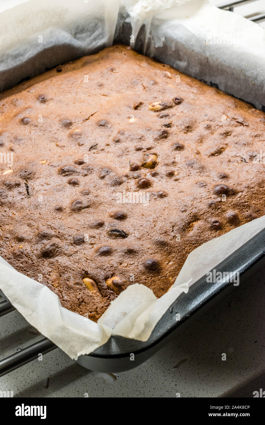 Blondie Brownie avec du beurre d'arachide, arachides grillées et de chocolat blanc. Dessert gâteau maison / morceaux de brownies. Dessert gâteau maison. Banque D'Images