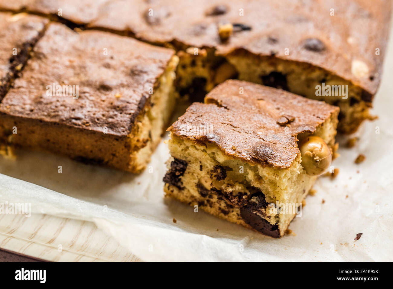 Blondie Brownie avec du beurre d'arachide, arachides grillées et de chocolat blanc. Dessert gâteau maison / morceaux de brownies. Dessert gâteau maison. Banque D'Images