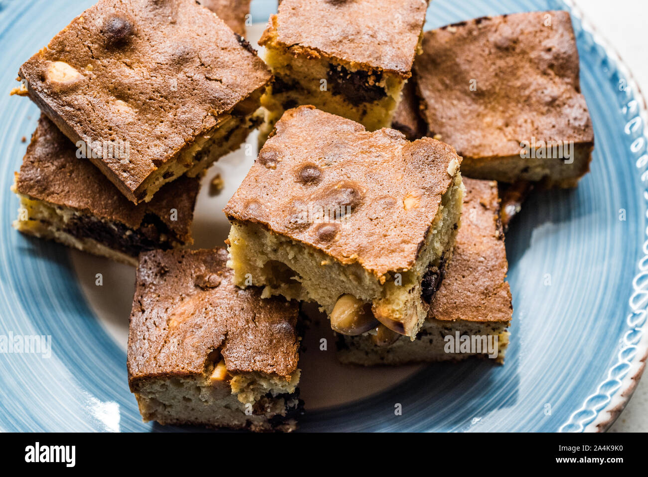 Blondie Brownie avec du beurre d'arachide, arachides grillées et de chocolat blanc. Dessert gâteau maison / morceaux de brownies. Dessert gâteau maison. Banque D'Images