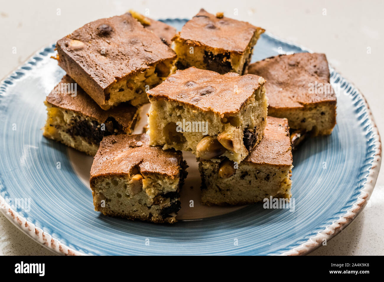 Blondie Brownie avec du beurre d'arachide, arachides grillées et de chocolat blanc. Dessert gâteau maison / morceaux de brownies. Dessert gâteau maison. Banque D'Images