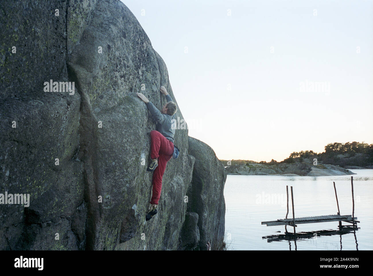 Man climbing a rock Banque D'Images