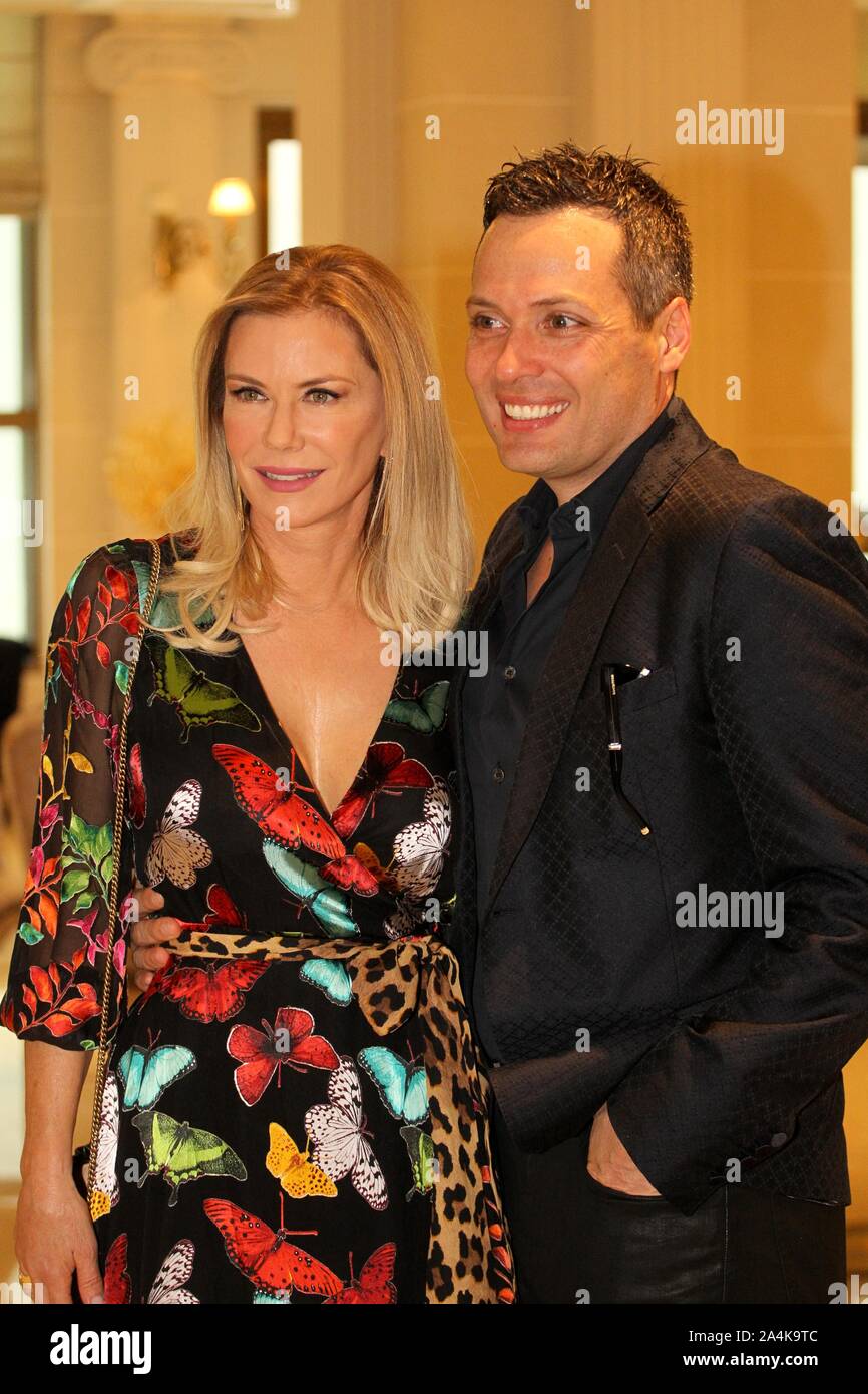 KATHERINE KELLY LANG avec son mari à Athènes. Lang elle fera un arc sur