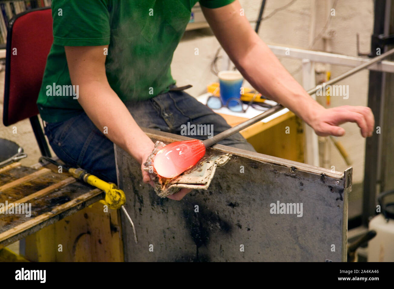 Travaillant avec du verre Banque D'Images