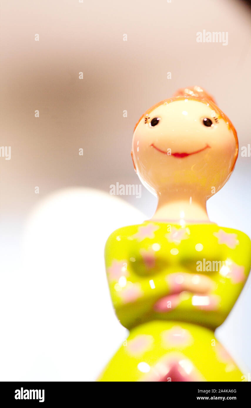 Figurine with arms crossed Banque D'Images