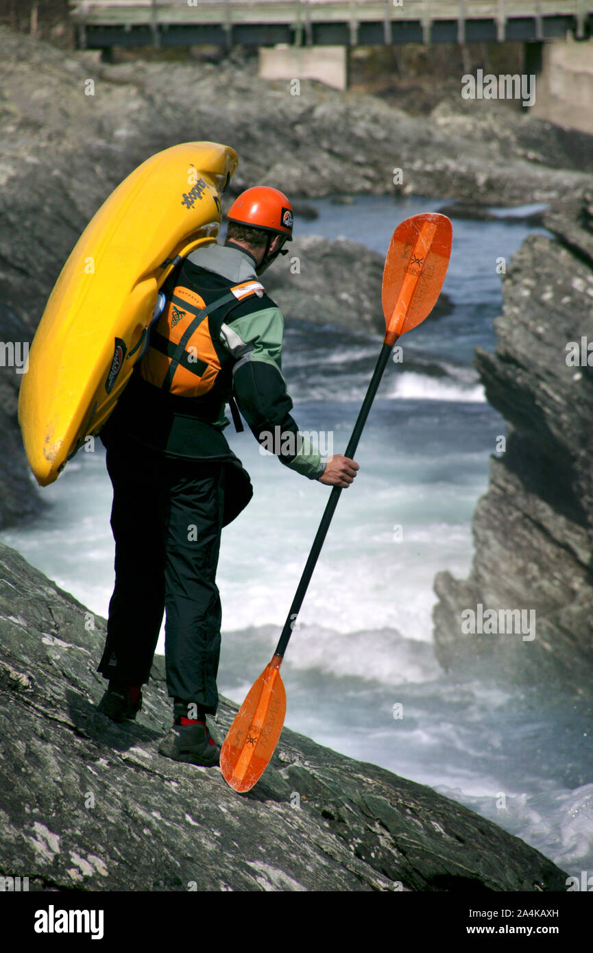 Homme avec kayak Banque D'Images