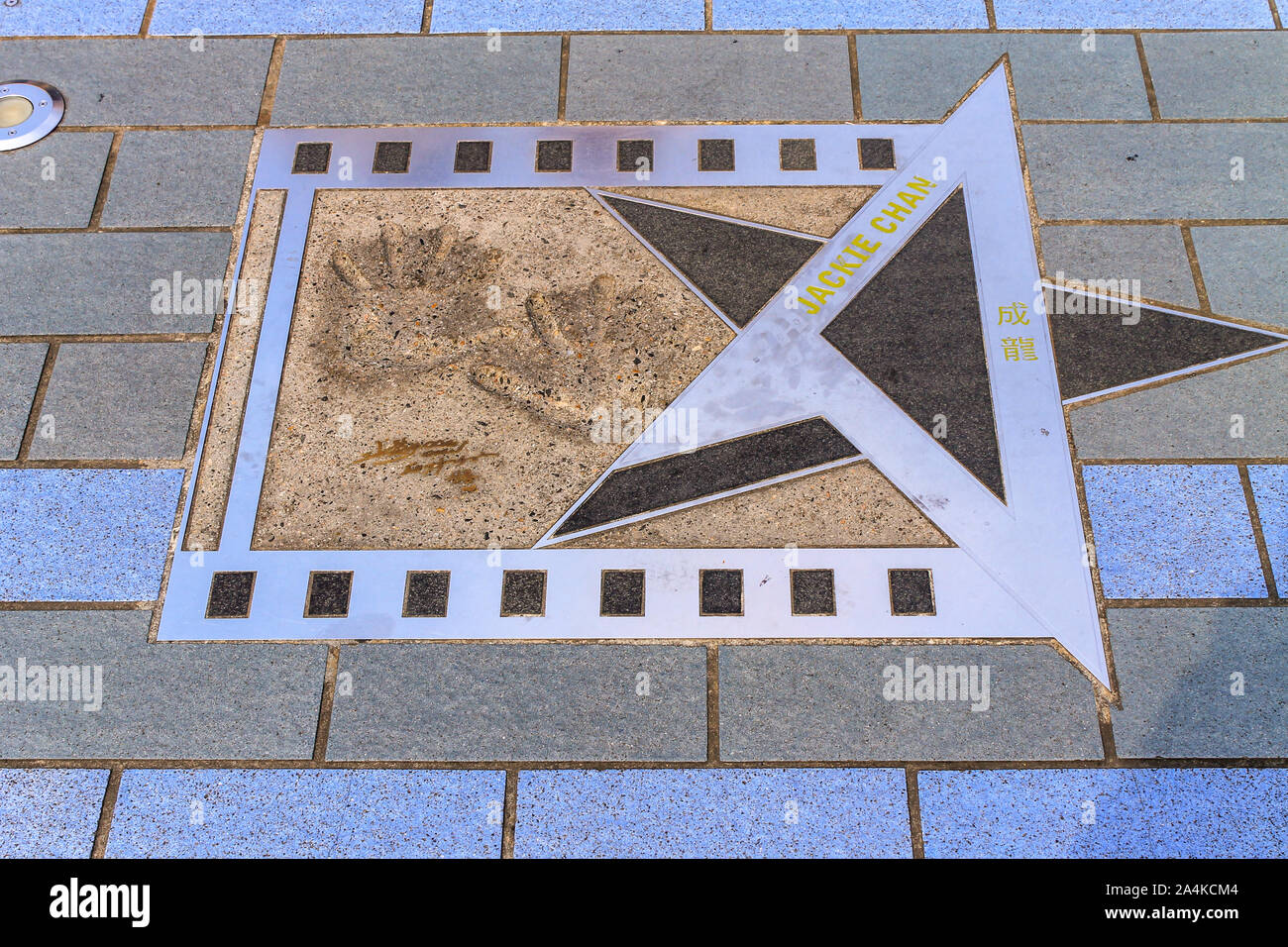Jackie Chan Monument avec empreintes de mains, de signature et nom de l'Avenue des Stars à Tsim Sha Tsui, Hong Kong, Chine. Banque D'Images