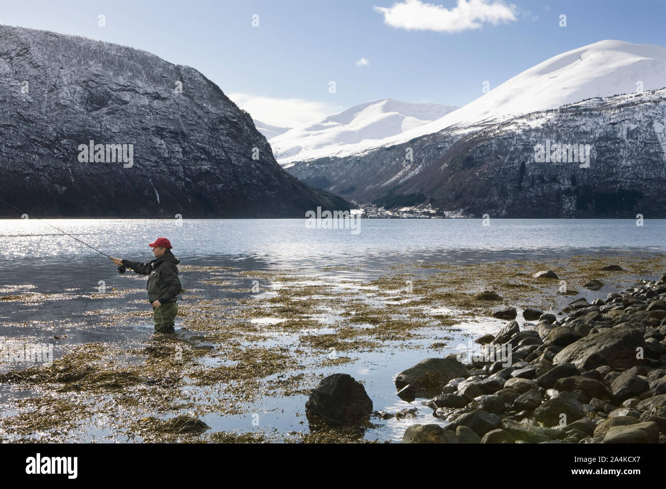 Storfjorden avec le village Nordal en arrière-plan. Banque D'Images
