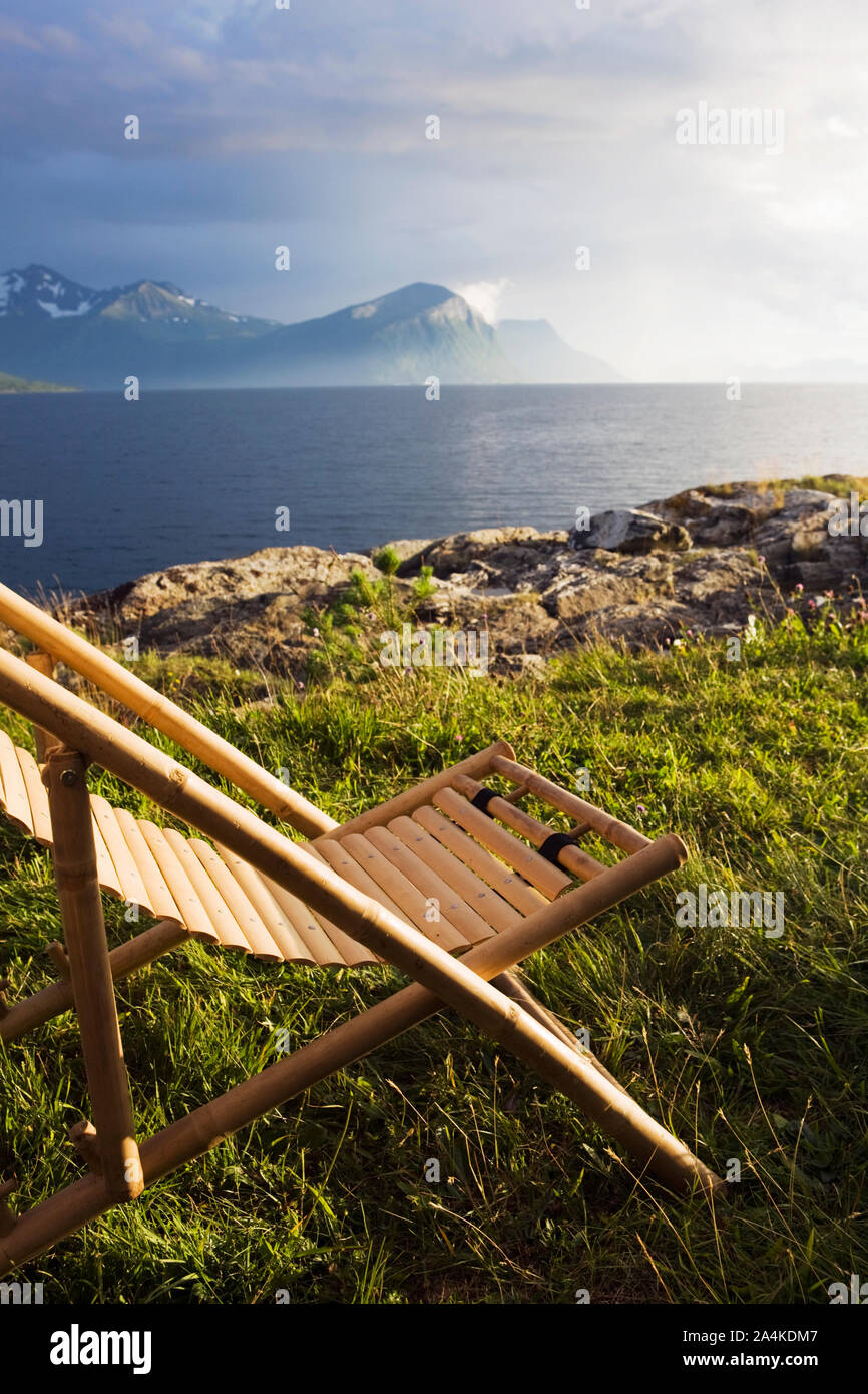 Chaise longue par Storfjorden sur la côte ouest de la Norvège Banque D'Images
