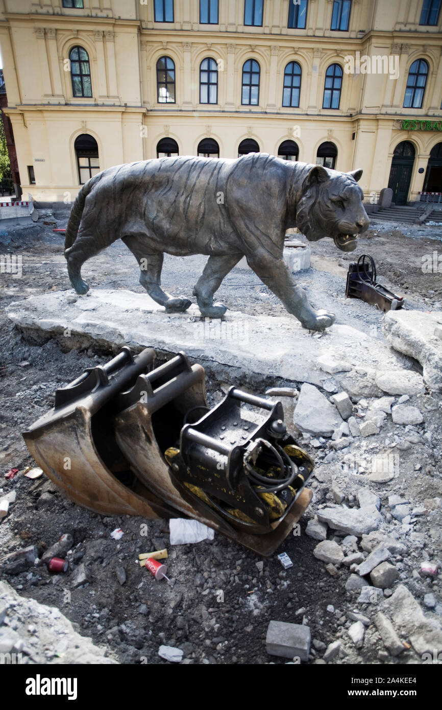 Les travaux de construction à Oslo. Partie de la pelle, digger, situé en face de la statue du tigre à la gare centrale d'Oslo. Banque D'Images Les travaux de construction à Oslo. Partie de la pelle, digger, situé en face de la statue du tigre à la gare centrale d'Oslo. Banque D'Images