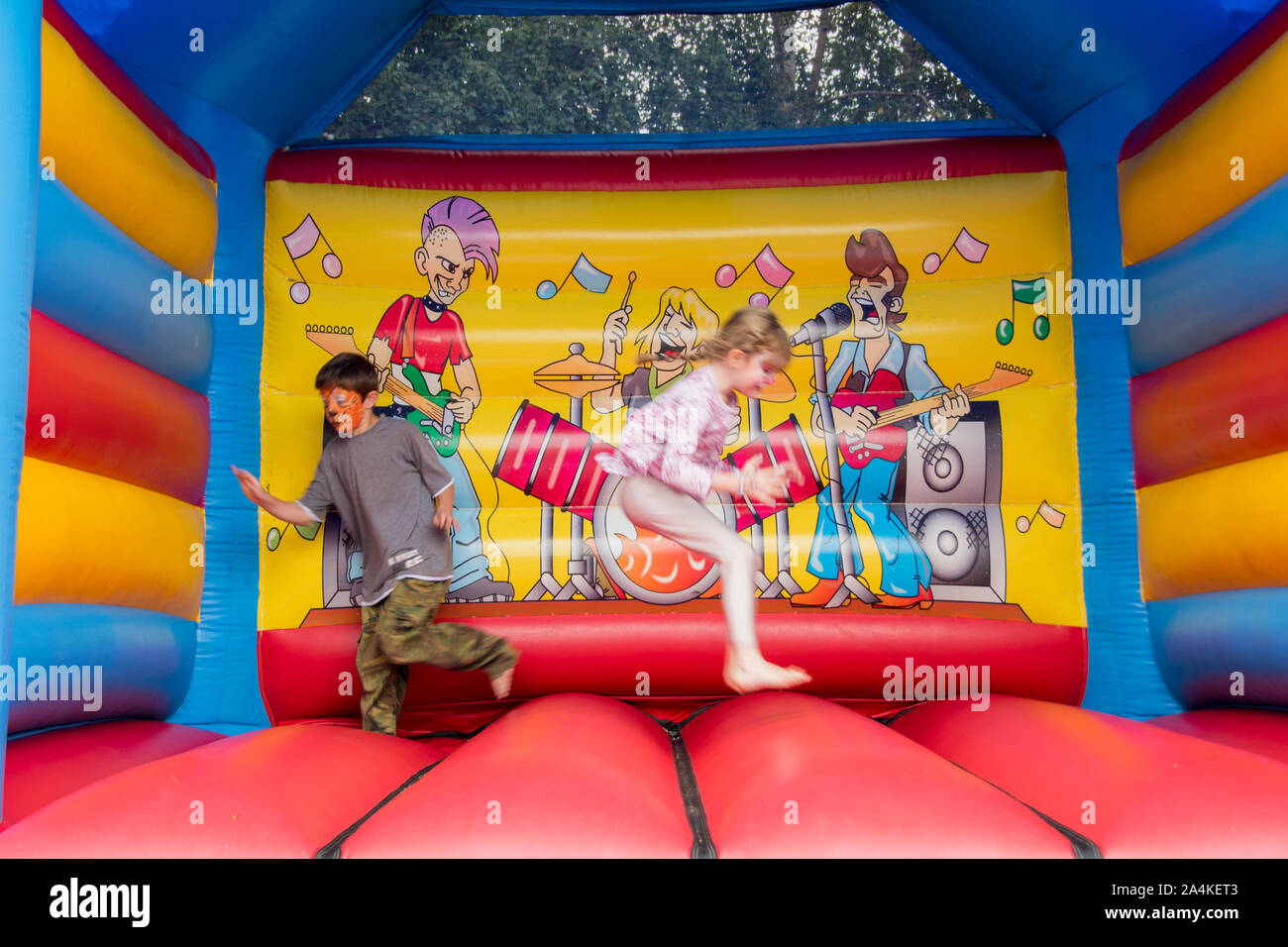 Sheffield, UK : 1 Aug 2016:Deux enfants sautant sur un château gonflable inflatable toy de l'église St Mary Family Fun Day Banque D'Images