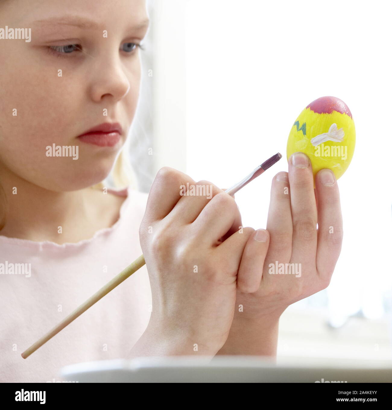 La décoration des oeufs de Pâques - concentration Banque D'Images
