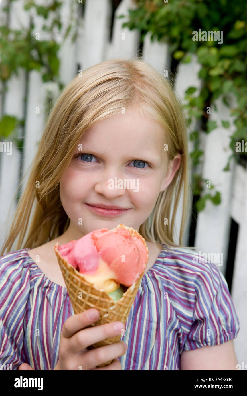 Fille avec de la crème glacée Banque D'Images