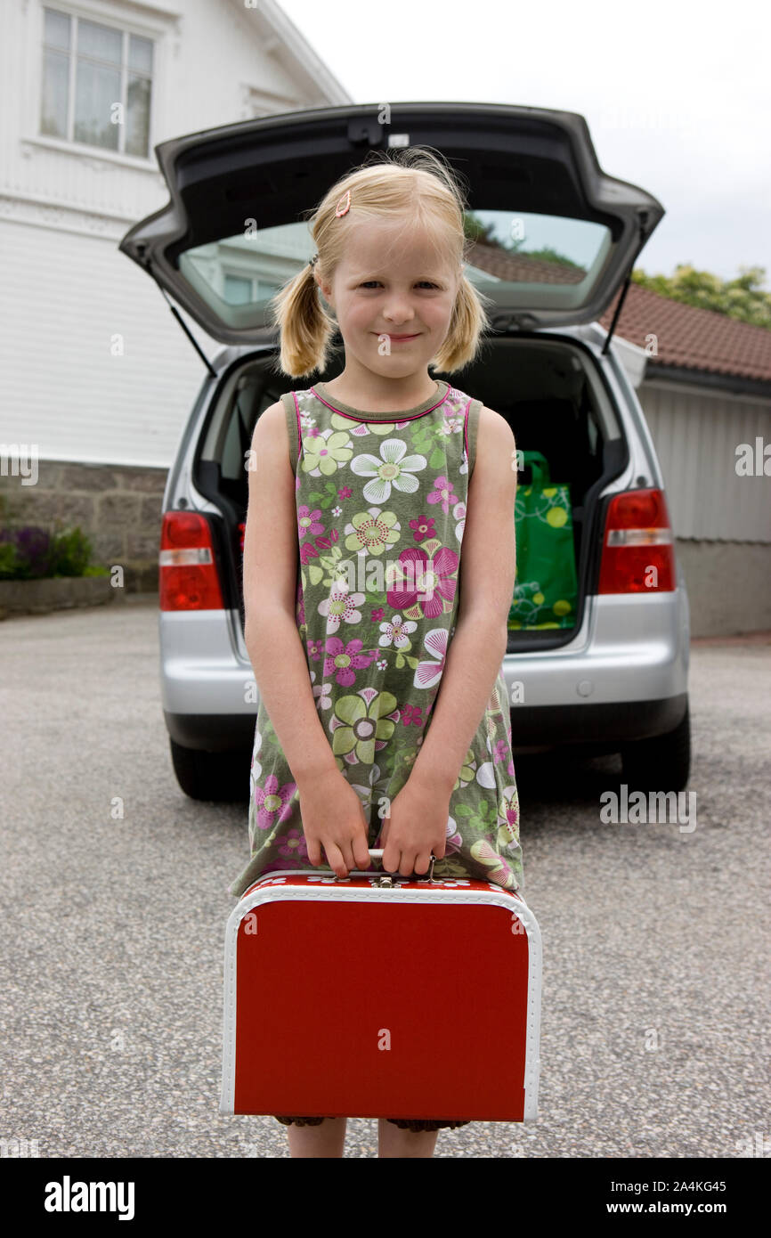 Jeune fille en attente de voyage en voiture Banque D'Images