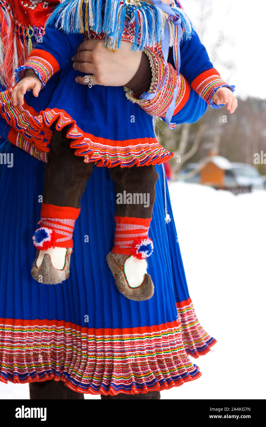 Laplander la mère et l'enfant en costume traditionnel. La mère et l'enfant. Lapp / Lapons / Laplander / Lapplander Lapplanders Lapons / / / / Sami même dans Banque D'Images