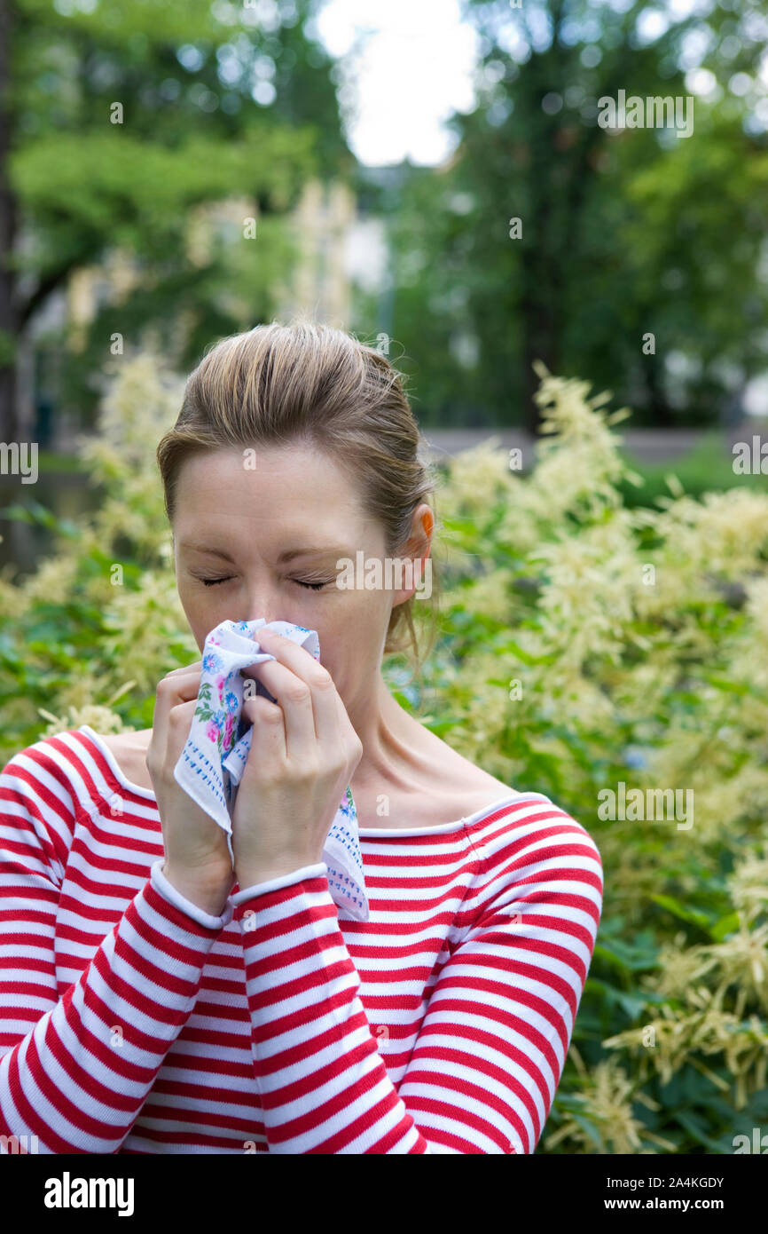 Femme avec le rhume des foins allergie / Banque D'Images