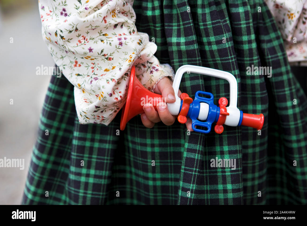 Girl holding toy trompette. Célébration de la journée de l'indépendance de la Norvège, 17 mai. Banque D'Images