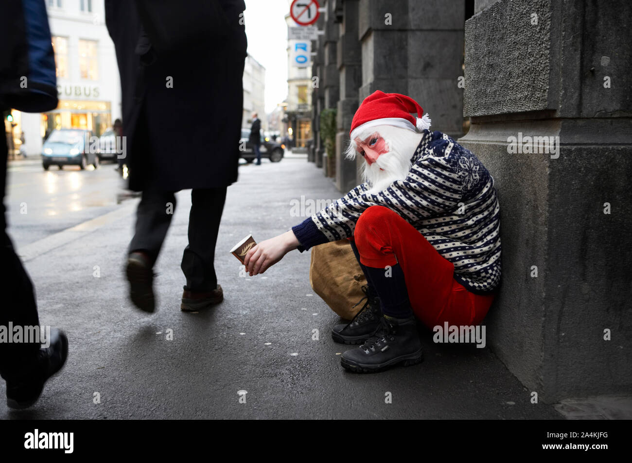 Santa Claus mendiant dans la rue - un mendiant Banque D'Images