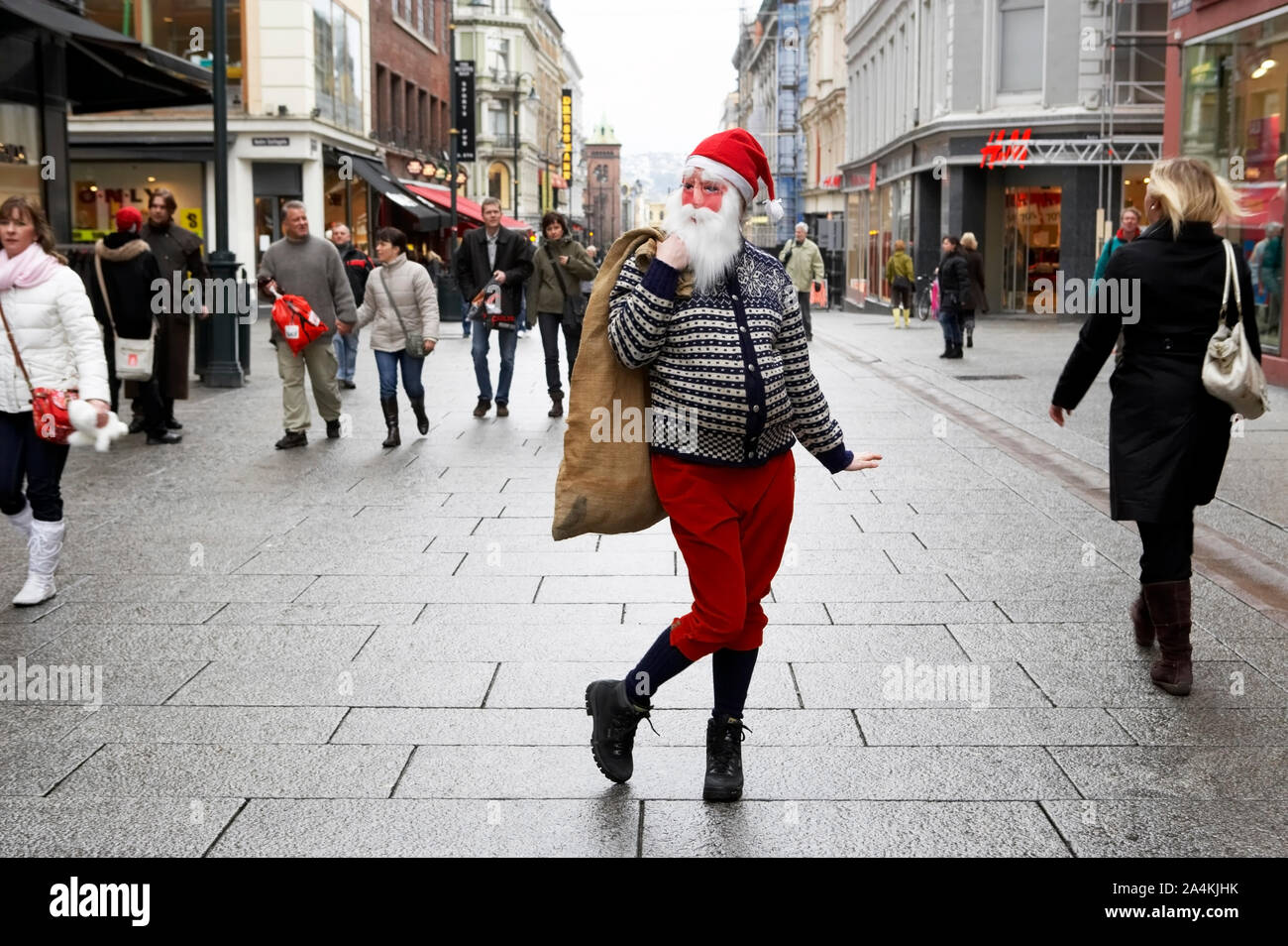 Les femmes urbaines le Père Noël. Marcher dans la rue. Avec sac. Banque D'Images
