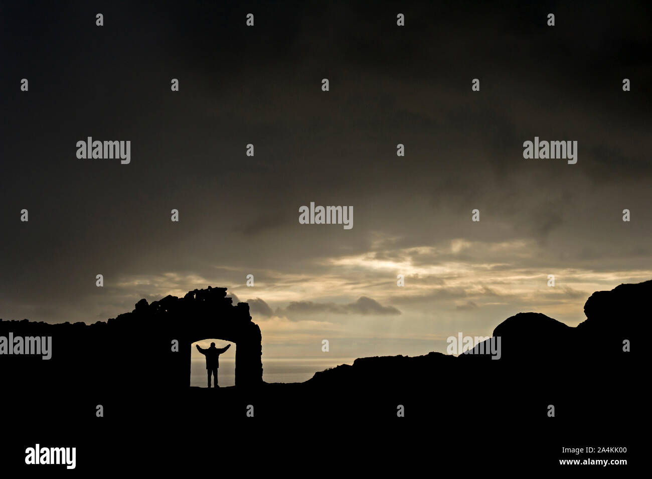 Silhouette Of Man Standing On Wall, Flekkefjord ; Hidra ; l'Europe du Nord, Scandinavie, Norvège Banque D'Images