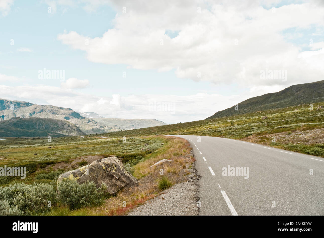 Une route sinueuse dans les montagnes norvégiennes Banque D'Images