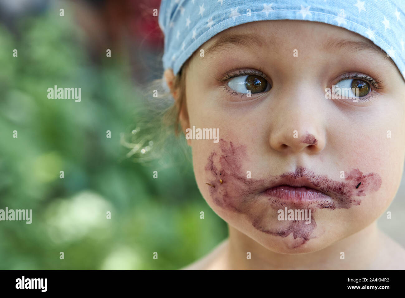 Enfant En Train De Manger Banque D Image Et Photos Alamy